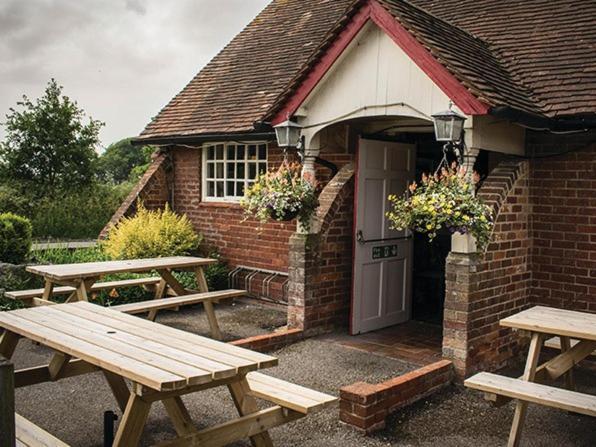 利明顿The Walhampton Arms住宿加早餐旅馆 外观 照片