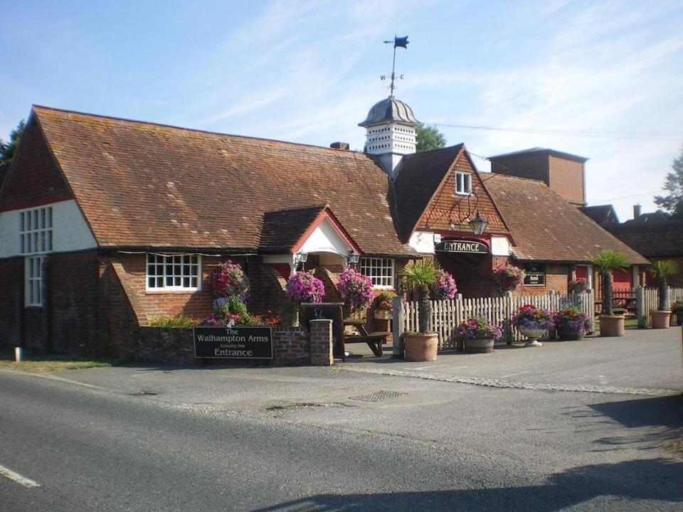 利明顿The Walhampton Arms住宿加早餐旅馆 外观 照片