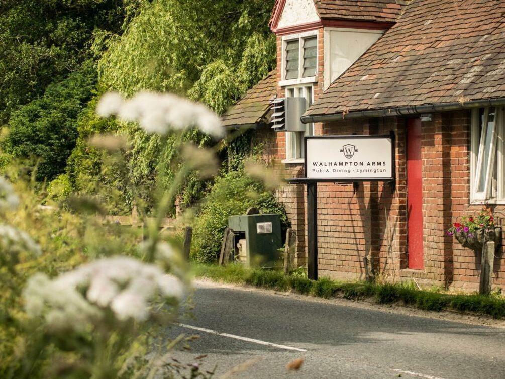 利明顿The Walhampton Arms住宿加早餐旅馆 外观 照片