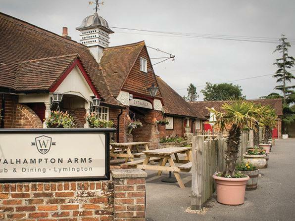 利明顿The Walhampton Arms住宿加早餐旅馆 外观 照片